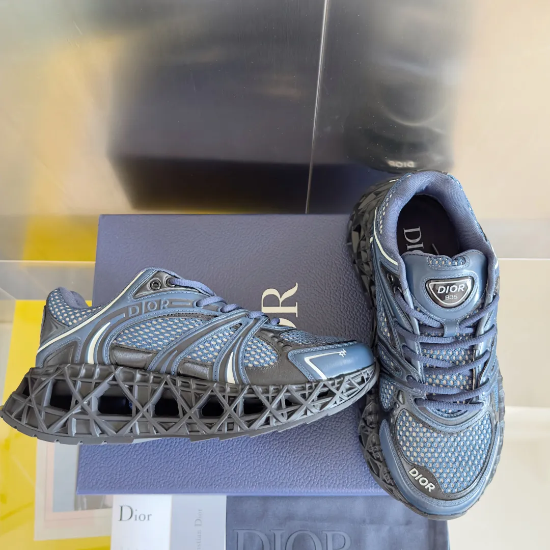 【DIOR】P:800💰 Men's 39-44. (Male 45.46 custom-made) Dior kawa Dior joint 2025ss casual sports shoes‼ ️ Reinterpret running shoes with dior’s haute couture style. b35 is made of fine-textured leather and mesh fabric materials. It can be worn in all seasons, is comfortable and breathable, and has many lines on the shoe body to outline details. It has a full retro three-dimensional feel and can create a casual look all year round!